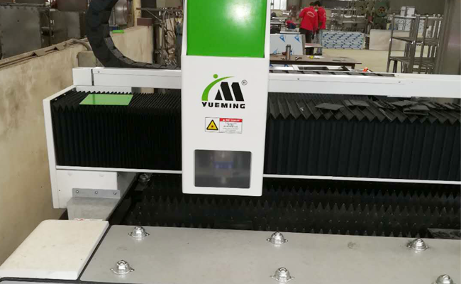 優(yōu)佰特不銹鋼廚房設(shè)備廠最新切割機(jī)3