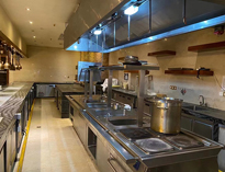 職工食堂廚房設備廠家怎樣清洗廚房墻壁的油污